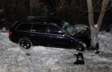 Accident, astăzi dimineaţă, la Cucorăni! Patru tineri au intrat cu maşina într-un copac