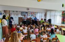 Pompierii alături de preșcolarii Grădiniței cu Program Prelungit „Albă ca Zăpada” Dorohoi, la „Grădinița de vară în domeniul situațiilor de urgență”