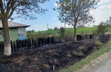 Casă salvată de pompierii militari și voluntari din calea flăcărilor