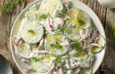 Salată de castraveți cu sos de iaurt