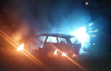 Mașină parcată într-o gospodărie din Mitoc cuprinsă de flăcări