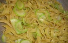 Paste cu dovlecei, smântână și parmezan