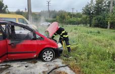 Autoturism parcat în curtea unui service cuprins de flăcări - FOTO