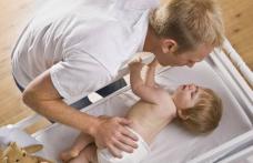 Tații trec la schimbat scutece. De la 1 martie, o directivă europeană se aplică și în România