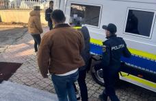 Tineri reținuți de polițiști după ce, pe fondul unui conflict spontan, au bătut un bărbat în scara unui bloc