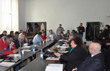 Dezbateri aprinse şi discuţii contradictorii în şedinţa de Consiliu Local