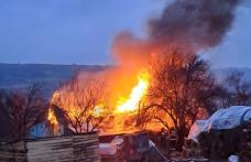 Familie cu patru copii din Pomârla rămasă fără acoperiș deasupra capului în urma unui incendiu
