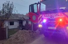 Bătrână ajunsă la spital intoxicată cu fum în urma unui incendiu izbucnit în locuința ei