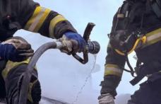 Incendiu izbucnit la o casă din cauza coș de fum neizolat termic. O femeie a suferit atac de panică