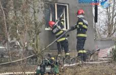 Casă din Pădureni distrusă și femeie ajunsă la spital cu arsuri după ce s-a încercat aprinderea focului cu motorină - FOTO