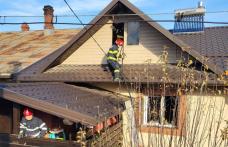 Etajul unei case cuprinse de flăcări după ce un copil s-a jucat cu focul