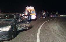 Accident! Doi tineri au ajuns la spital după impactul dintre două mașini - FOTO