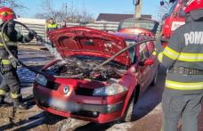 Autoturism cuprins de flăcări în timp ce se deplasa pe un drum din județ