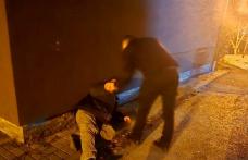Bărbat accidentat căzut pe trotuar, ajutat de un jandarm la ieșirea din serviciu