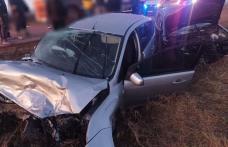 Șofer rămas încarcerat după ce două mașini au ajuns în șanț 