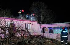 Pompierii solicitați să intervină pentru stingerea unui incendiu izbucnit la acoperișul unei case