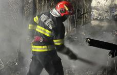 Bătrân rămas fără acoperiș deasupra capului în urma unui incendiu