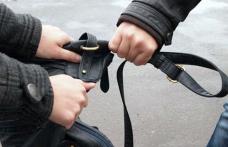 Două persoane reținute de polițiști după ce ar fi smuls poșeta unei femei în zona Pieței Centrale