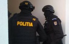Intervenție în forță a polițiștilor pentru evacuarea a trei persoane autoizolate într-un apartament din Botoșani