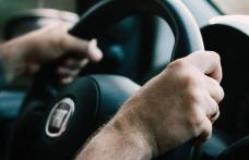 Un polițist aflat în timpul liber și-a anunțat colegii după ce a văzut o mașină care mergea haotic