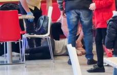 Experiment social la Botoșani: O persoană a simulat că s-a înecat cu mâncare pentru a observa reacția celor din jur