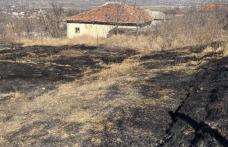 Stop incendiilor de vegetație uscată! O casă și 50 de hectare de rapiță au fost în pericol