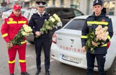 Flori și zâmbete oferite de pompierii botoșăneni - FOTO