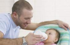 De azi, taţii sunt OBLIGAŢI să-şi ia concediu de paternitate
