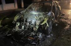 Un autoturism parcat pe un drum din județ a ars în totalitate