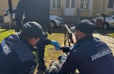 Bărbat inconștient ajutat de jandarmi. A fost transportat la spital 
