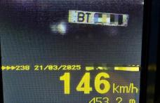 Șofer prins de polițiști gonind cu 146 km/h în localitate