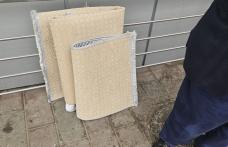 Persoane care comercializau produse textile pe o stradă din Dorohoi sancționate de polițiștii locali