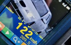 Șofer de 24 de ani prins cu 122 de km/h în localitate