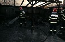 Pagube însemnate după ce o anexă a fost cuprinsă de flăcări