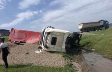 Accident anunțat prin sistemul eCall: Camion încărcat cu pietriș, răsturnat la Prăjeni