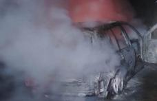 Autoturism parcat într-o gospodărie cuprins de flăcări noaptea trecută