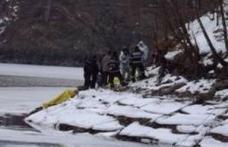 Terifiant: tată şi fiică îmbrăţişaţi în adâncuri