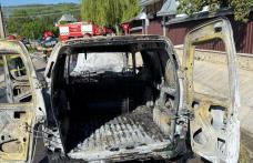 Mașină cuprinsă de flăcări în timp ce se deplasa pe un drum din comuna Văculești
