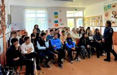 Polițiștii de siguranță școlară - activități în cadrul campaniei „Tăcerea e tot violență! Vocea ta e soluția”