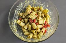Paste cu cremă de avocado și roșii cherry