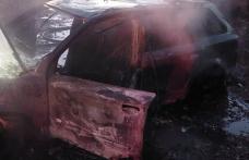 Autoturism parcat într-o gospodărie a luat foc seara trecută