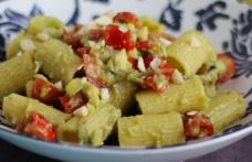 Paste cu cremă de avocado, migdale și roșii cherry