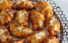 Mini croissante pizza cu șuncă și cașcaval