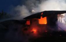 Casa unei bătrâne din Santa Mare distrusă de flăcări