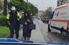 O bătrânică care rătăcea pe străzi ajutată de polițiștii rutieri din Botoșani