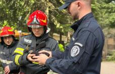 Jandarmii și pompierii au salvat un pui de gaiță, aflat în pericol
