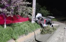 Șofer de 24 de ani rănit după ce s-a izbit cu mașina într-un stâlp - FOTO