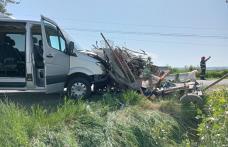 Accident între Flămânzi și Prăjeni. Două persoane rănite după impactul dintre un microbuz și o căruță