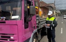 Acțiune a polițiștilor rutieri pentru verificarea transportatorilor