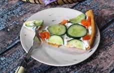 Tartă cu ricotta, castraveți și somon afumat